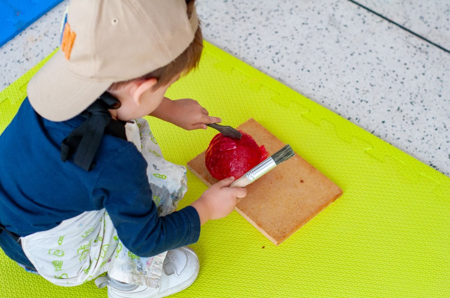 Bebês exploram arte no Museu Oscar Niemeyer com oficina sensorial