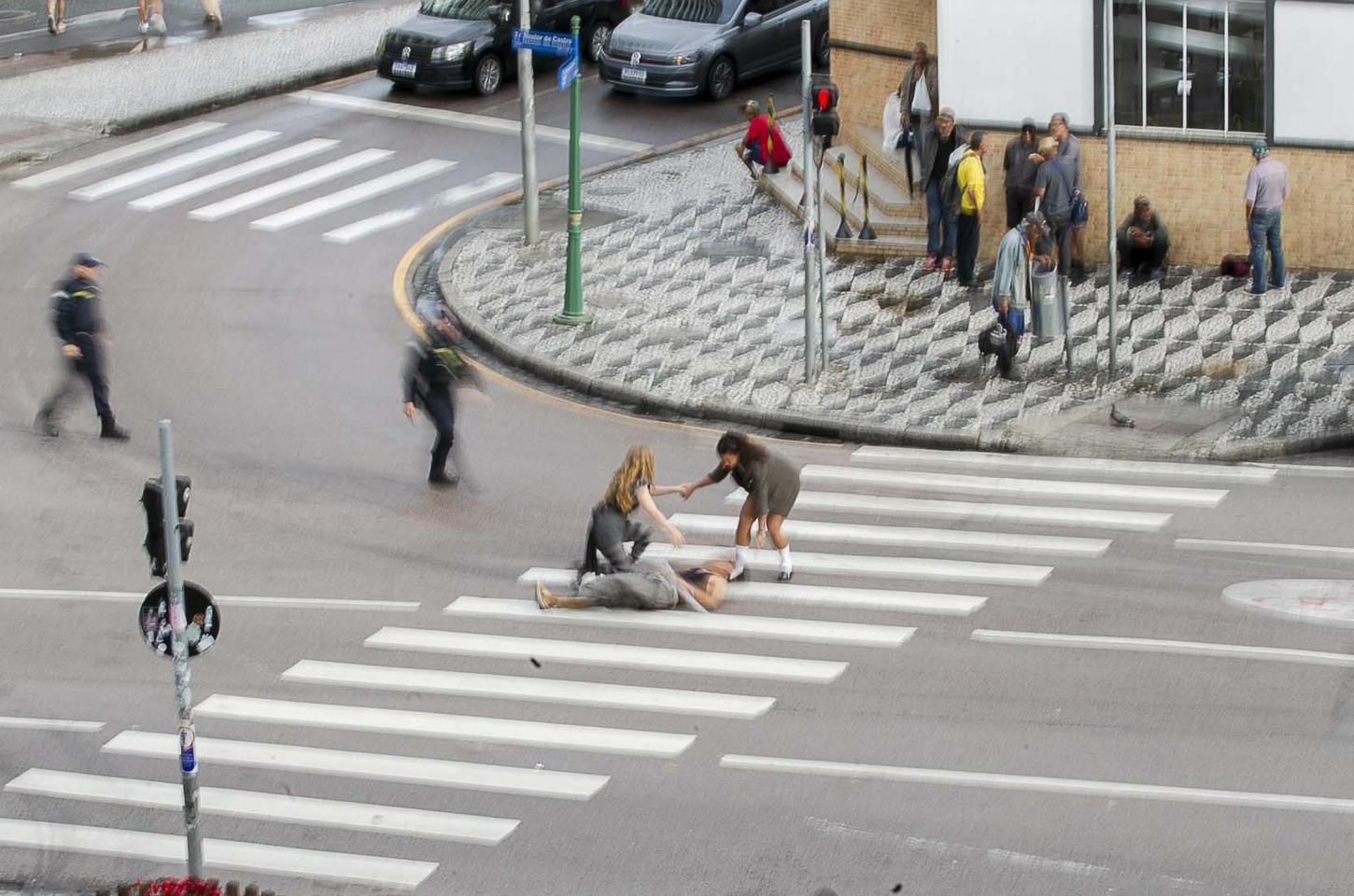 Beijo e asfalto: espetáculo investiga manipulação midiática no teatro Guaíra