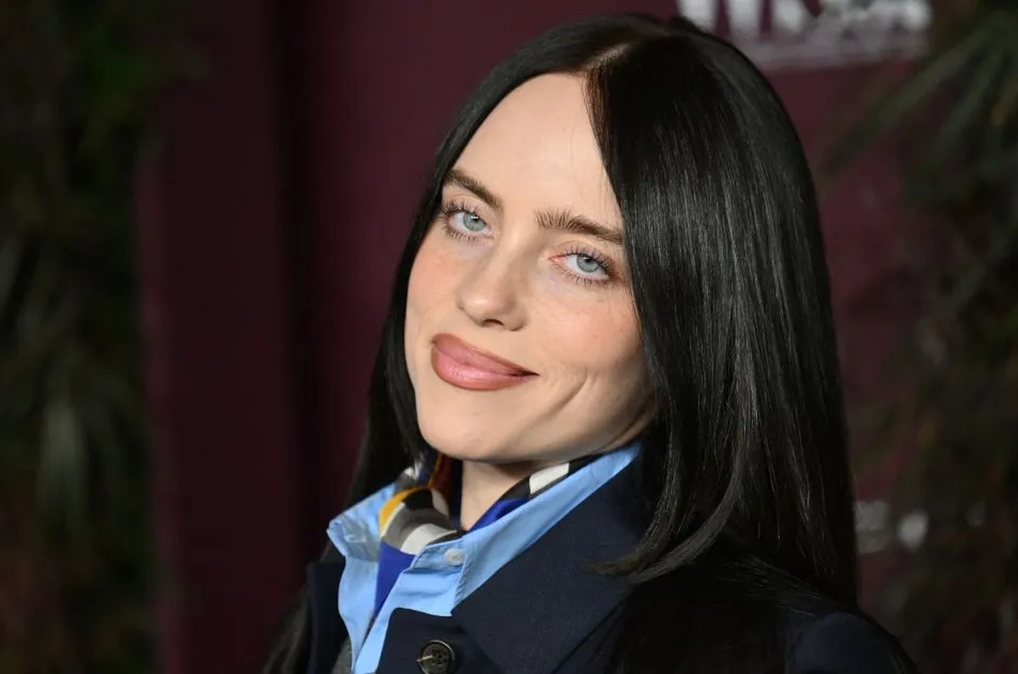 Billie Eilish lidera paradas de rock da Billboard 2025 com álbum e single