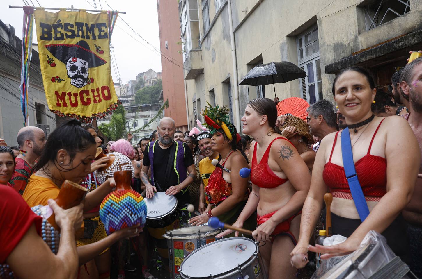 Bloco Besa Me Mucho mistura ritmos e política nas ladeiras da Providência