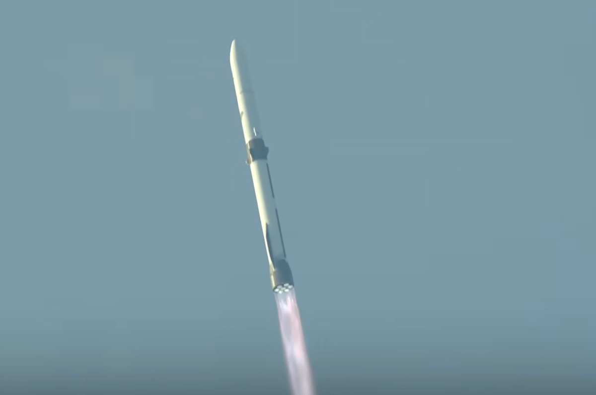 Blue Origin reutiliza New Glenn, mas missão enfrenta problemas orbitais