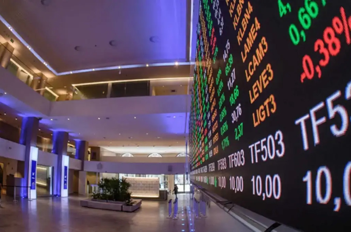 Bolsa interrompe sequência recorde de altas com leve queda