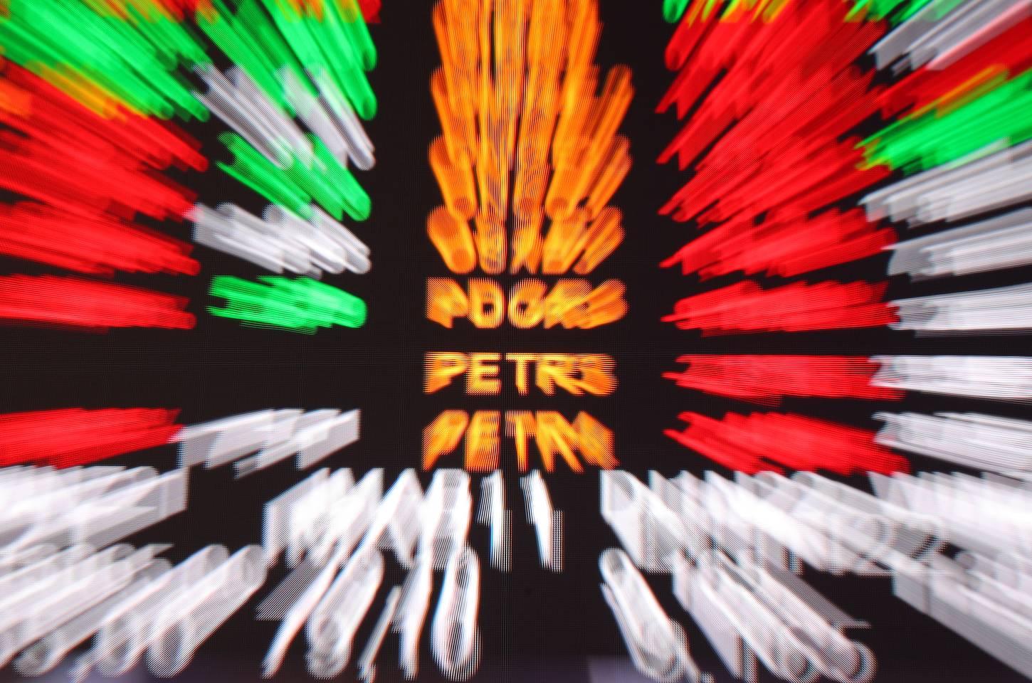 Bolsa sobe com desaceleração econômica, mas dólar fecha em alta