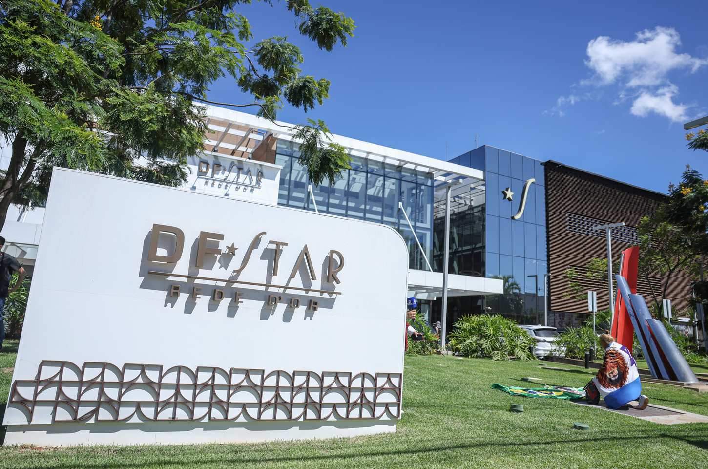 Bolsonaro deixa hospital e retorna à prisão na PF após alta médica