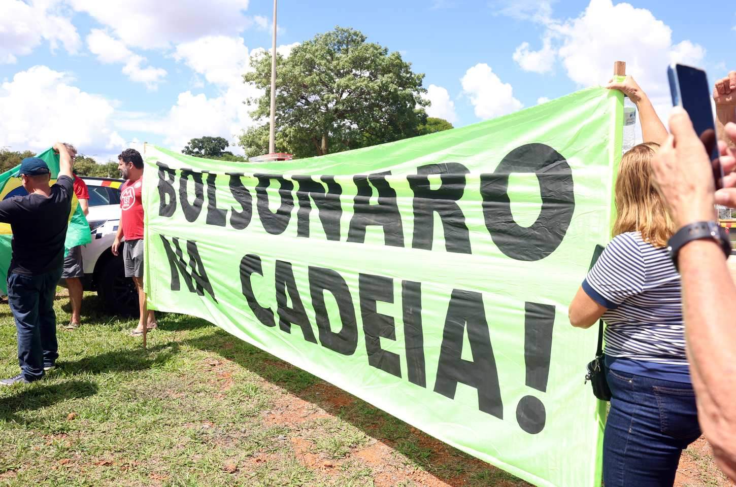 Bolsonaro e aliados começam a cumprir pena por trama golpista