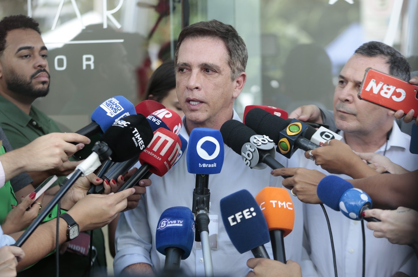 Bolsonaro recebe alta hospitalar e retorna à cela da PF em Brasília