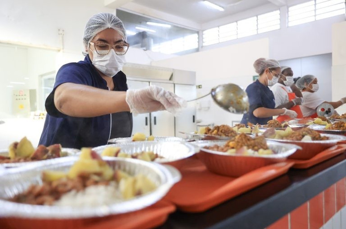 Bom Prato Cotia retoma funcionamento com refeições servidas no salão