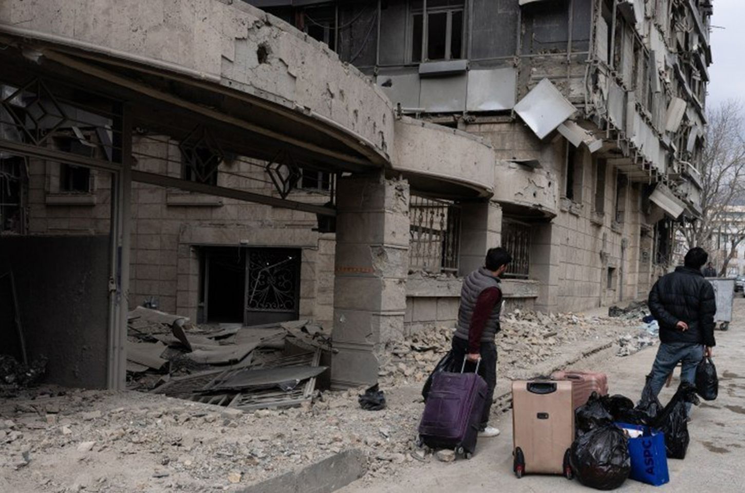 Bombardeios a civis no Irã causam destruição em massa, aponta ONG