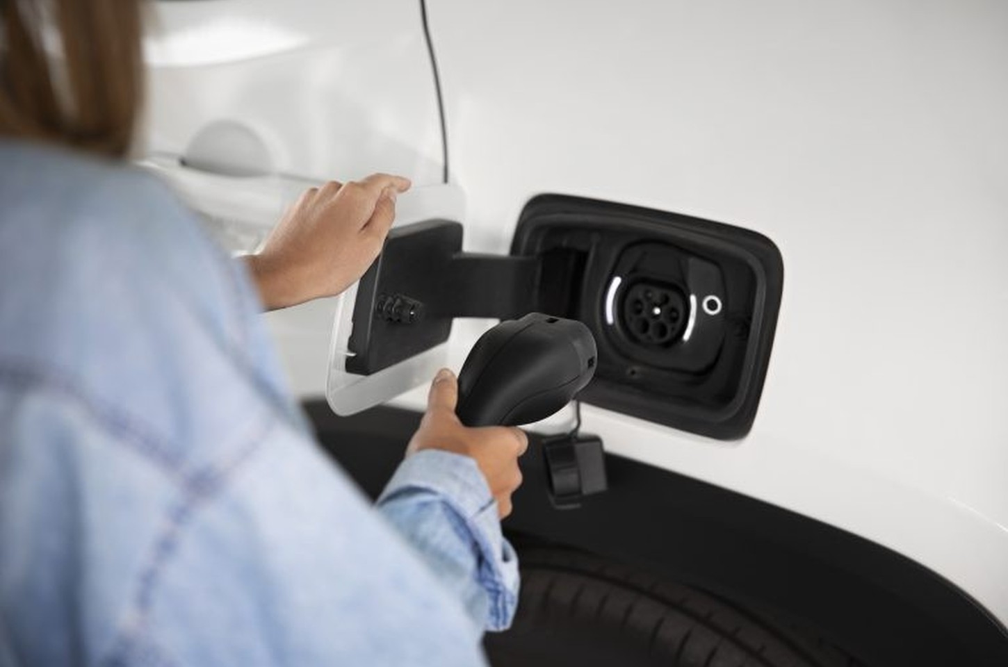 Bombeiros de SP atualizam regras para recarga de carros elétricos em prédios