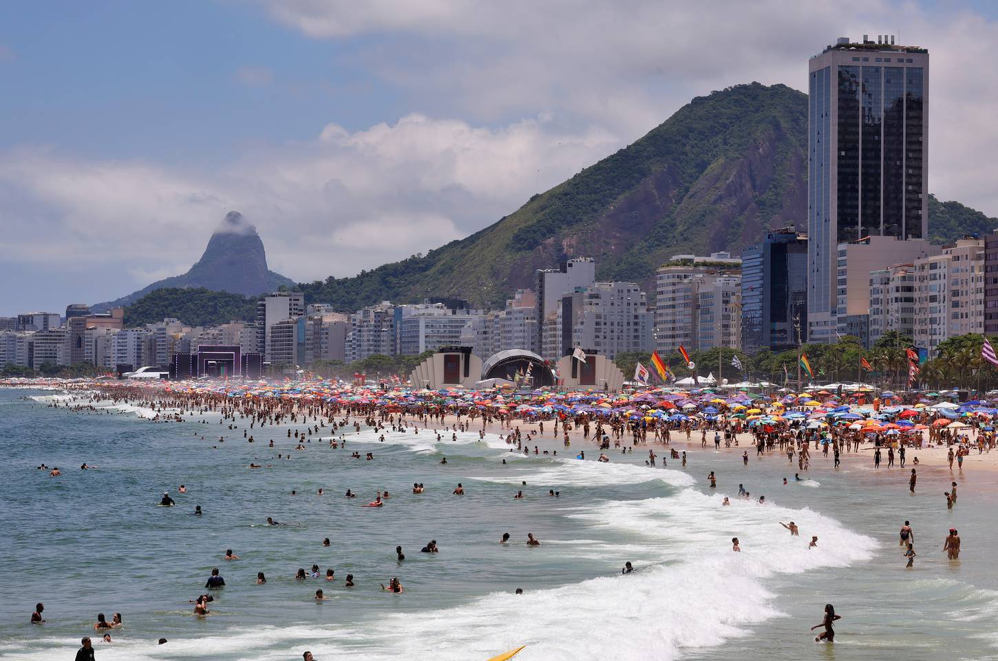 Bombeiros do Rio realizam 547 salvamentos em praias durante réveillon