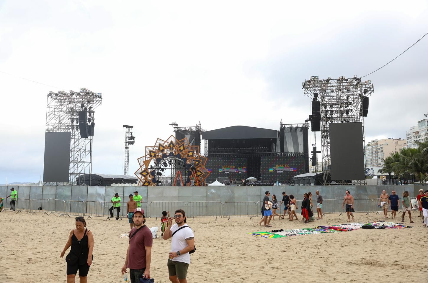 Bombeiros fazem segunda vistoria para show de Shakira em Copacabana