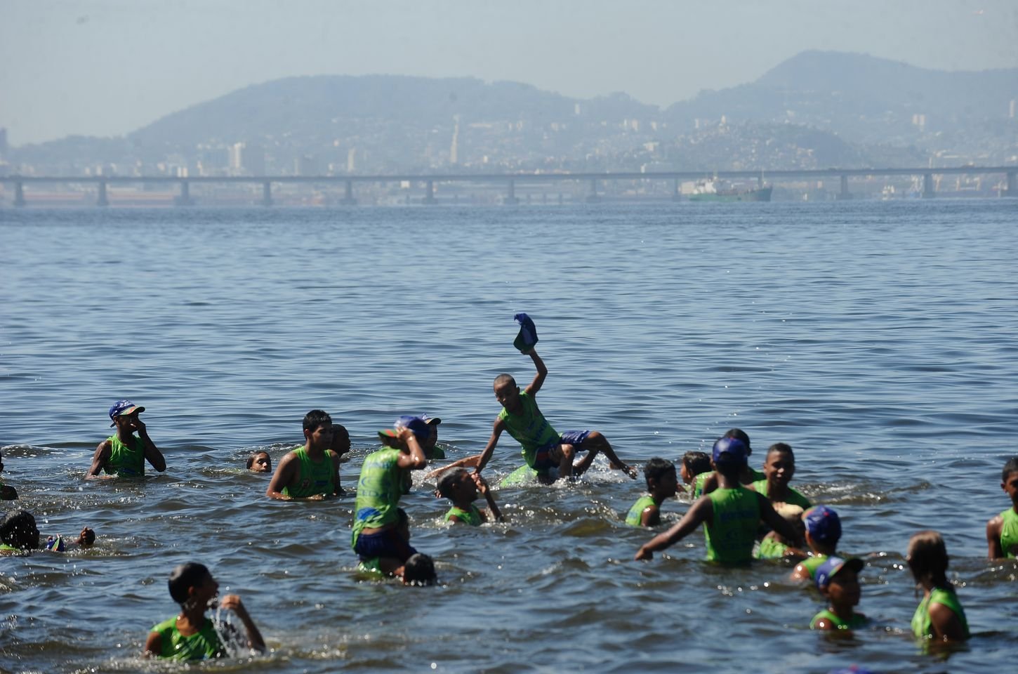 Botinho 2026 abre inscrições para colônia de férias gratuita em praias do Rio