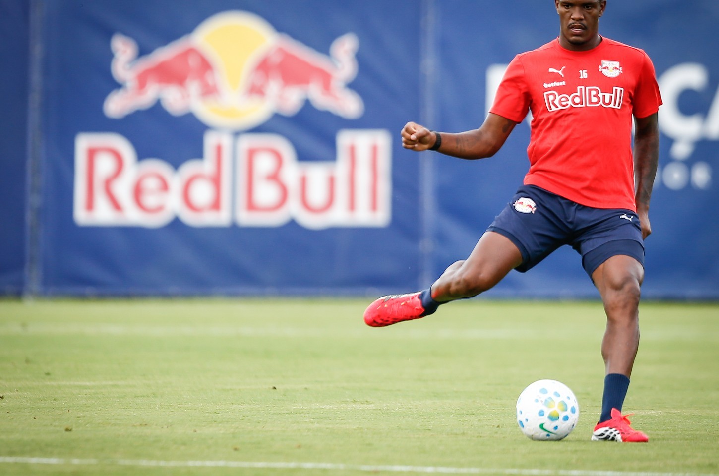 Bragantino multa zagueiro por declarações machistas contra árbitra