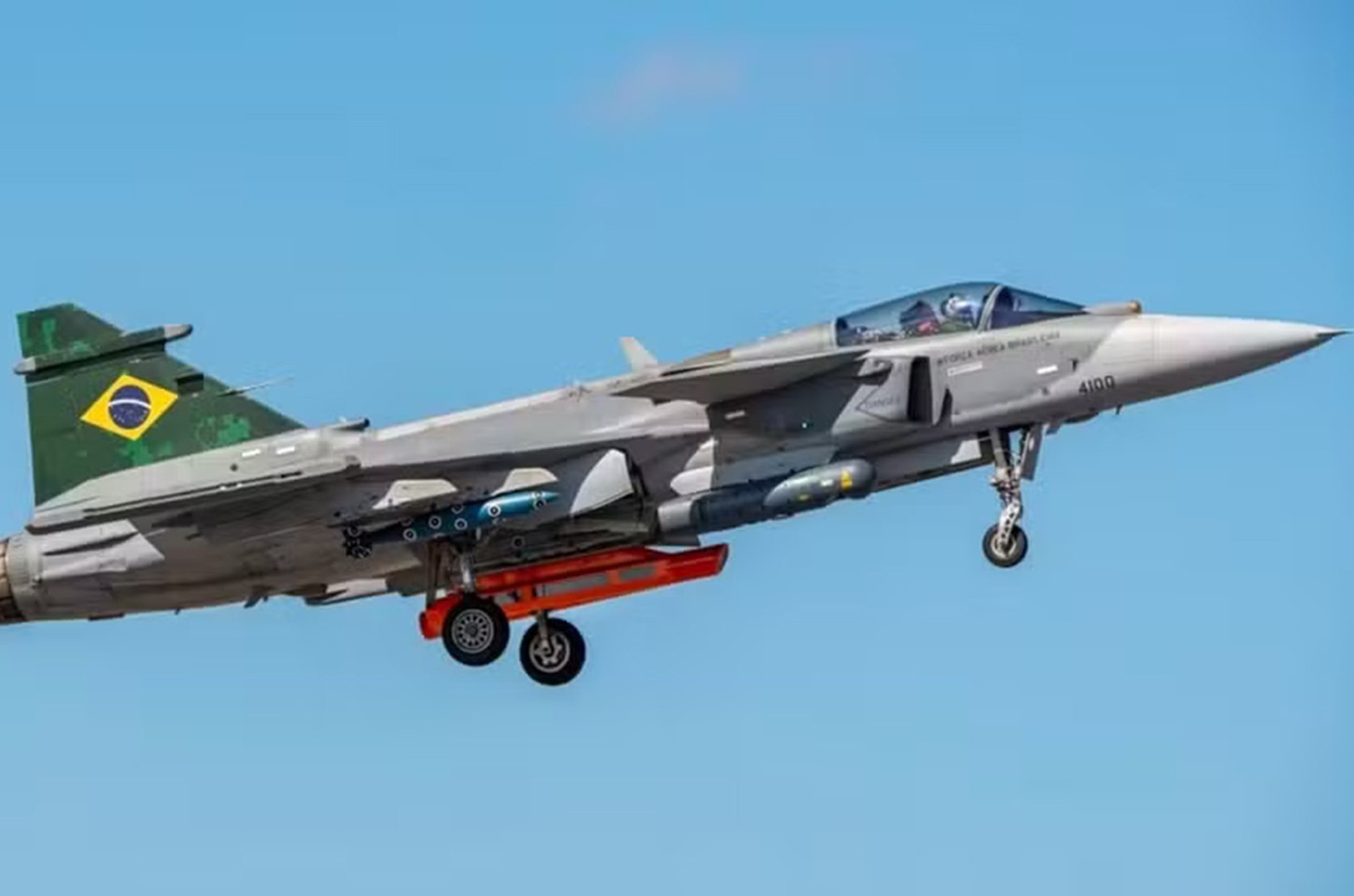 Brasil apresenta primeiro caça F-39E Gripen produzido em território nacional
