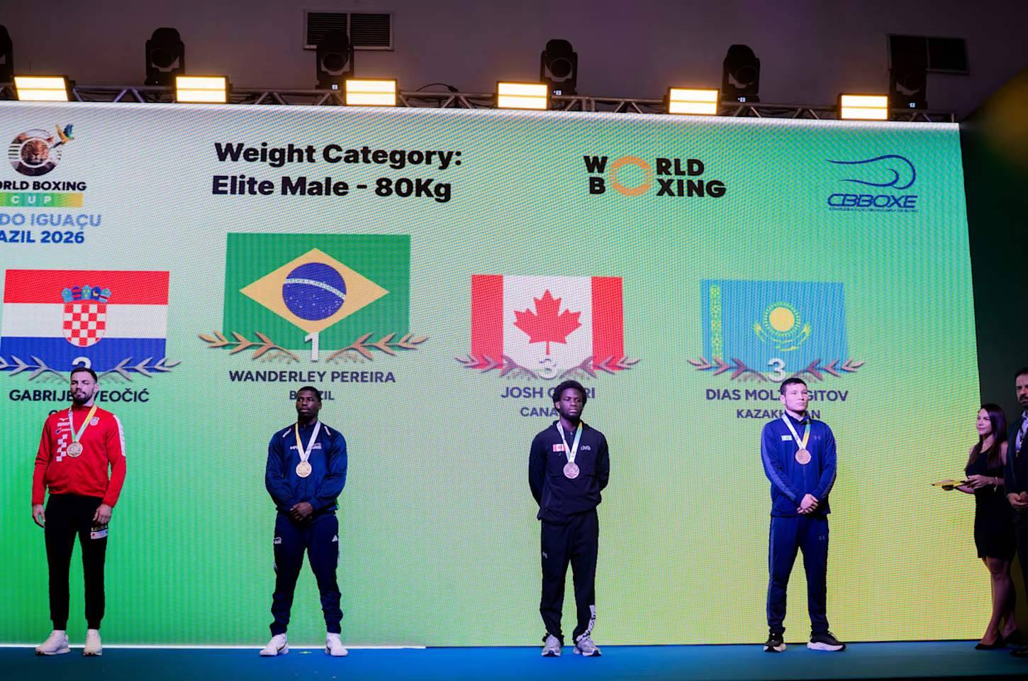 Brasil brilha em casa e lidera quadro de medalhas na abertura da Copa do Mundo de boxe