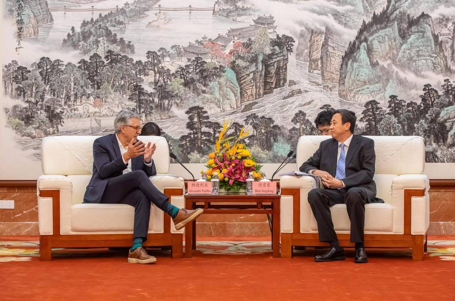 Brasil busca parcerias com gigantes chinesas para modernizar o SUS