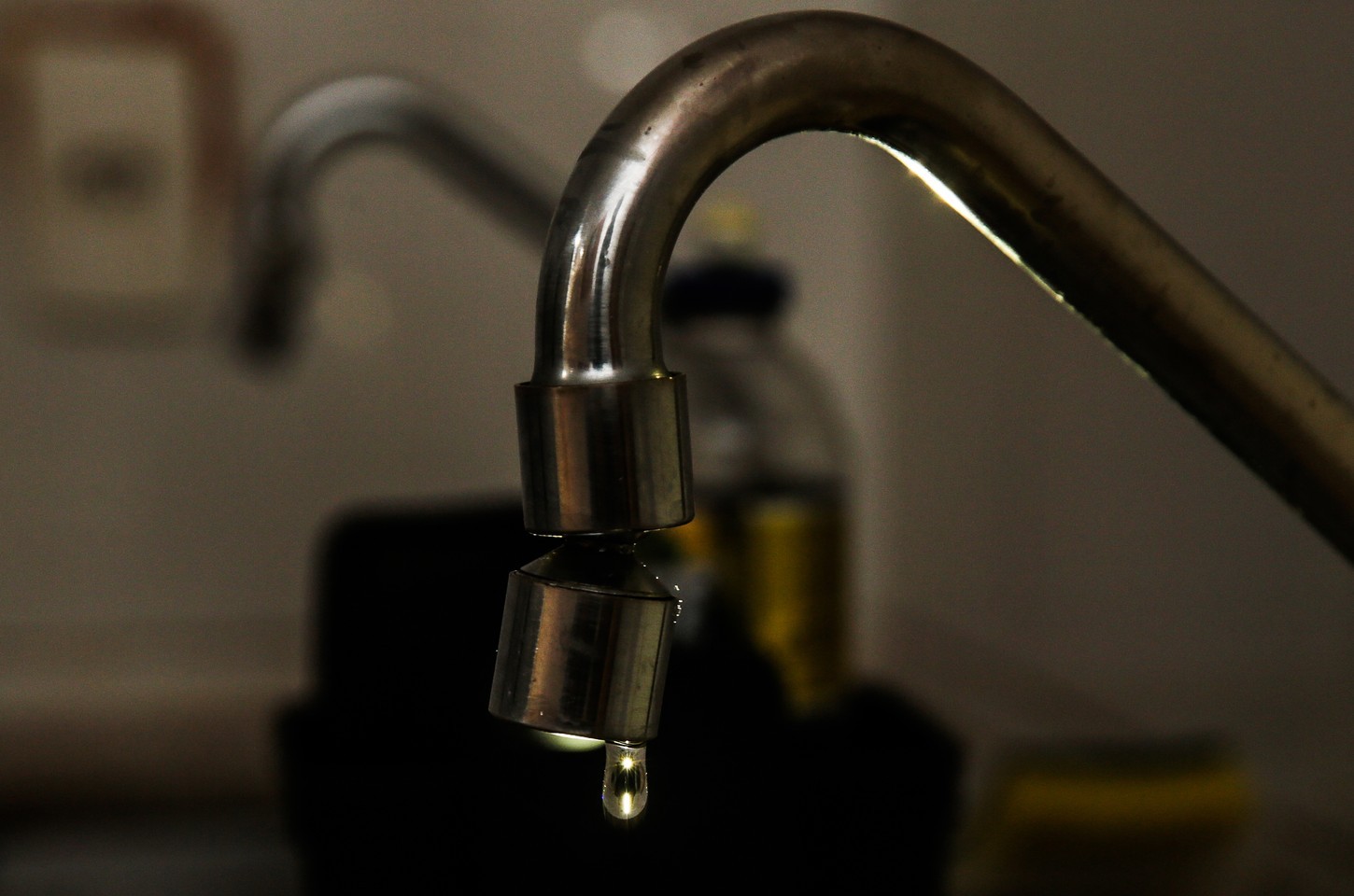 Brasil desperdiça água tratada equivalente a 6,3 mil piscinas por dia