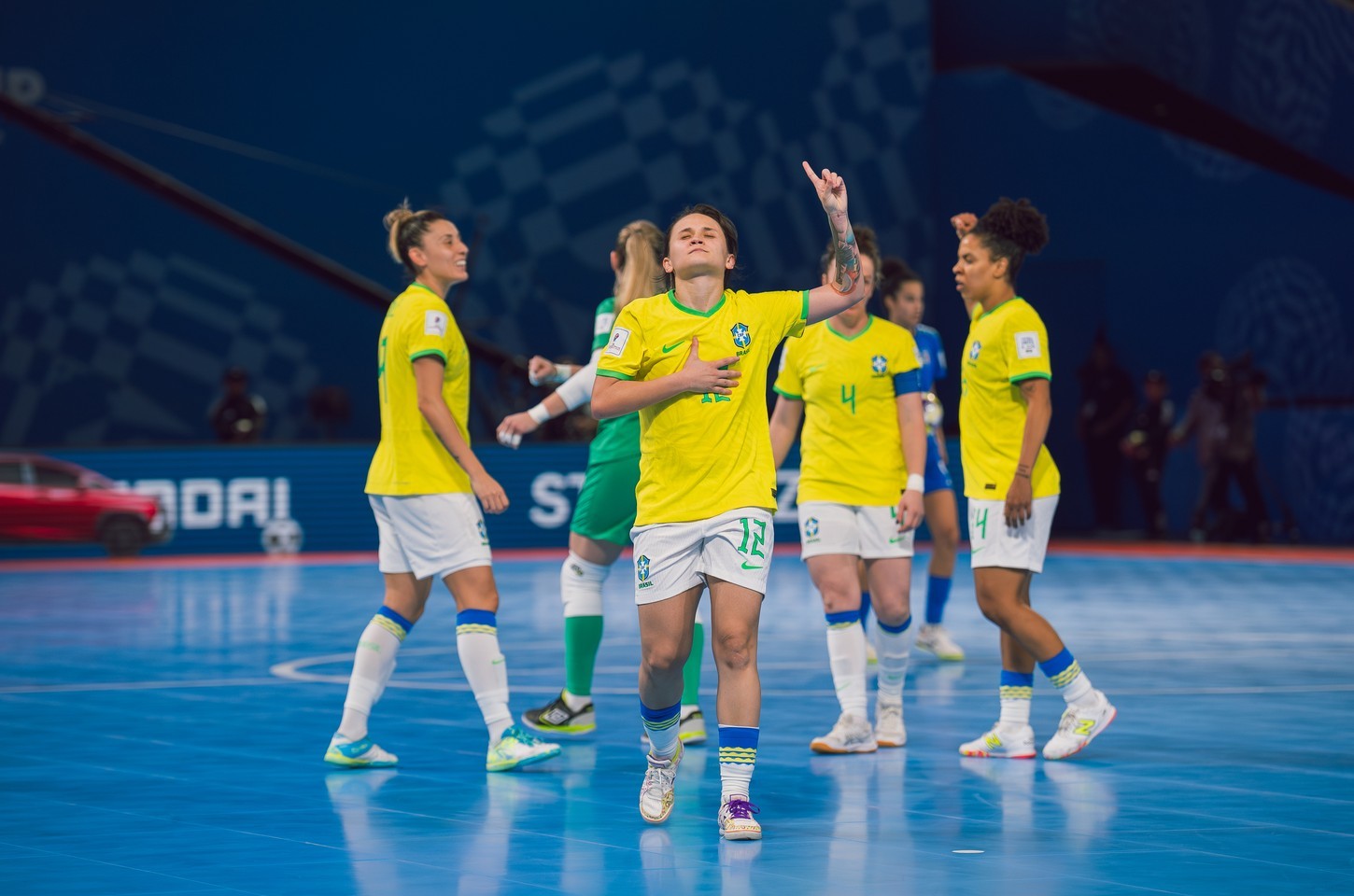 Brasil goleia Itália e avança às quartas no Mundial de futsal feminino