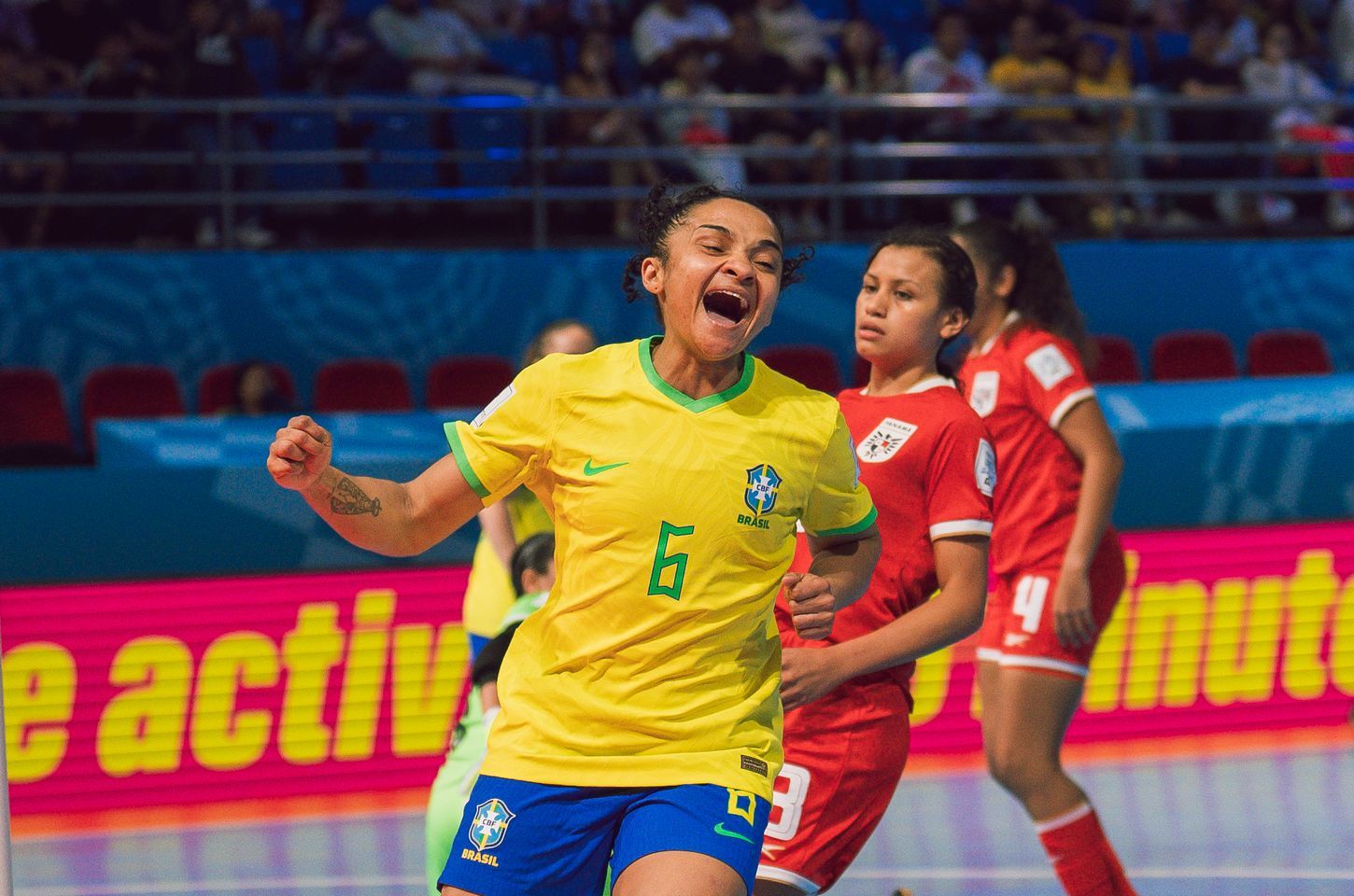 Brasil goleia Panamá e avança em primeiro no Mundial de futsal feminino