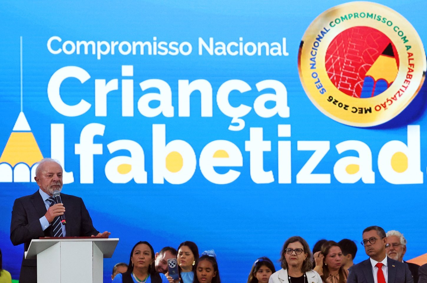 Brasil supera meta de alfabetização na idade certa e atinge 66% das crianças