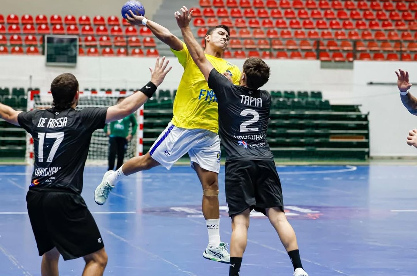 Brasil vence Uruguai e busca terceiro título seguido no Sul-Centro Americano