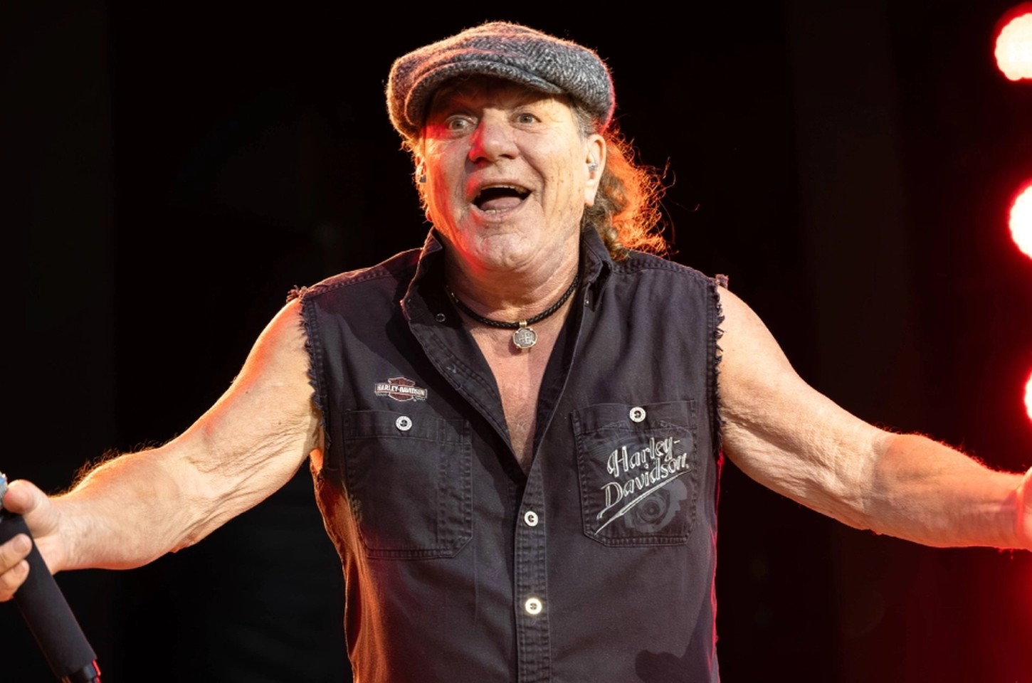 Brian Johnson recupera audição com tímpano artificial e retorna ao AC/DC