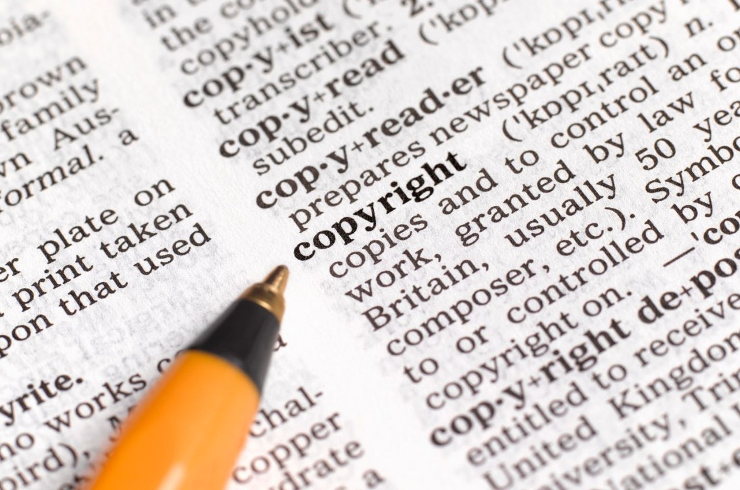 Britannica e Merriam-Webster processam OpenAI por violação de direitos autorais