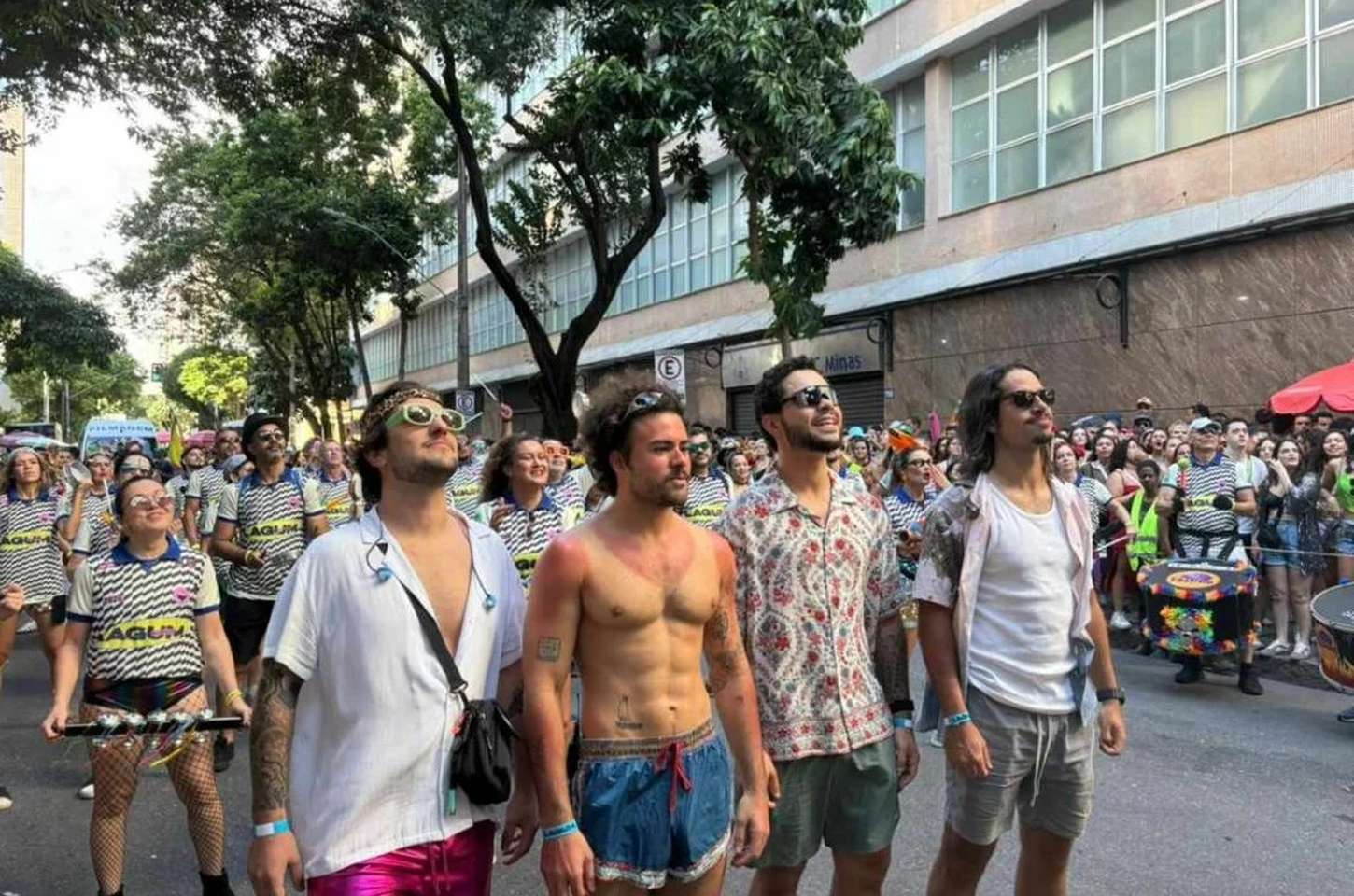 Bronzeado de meme: vocalista do Lagum rouba cena no carnaval de BH