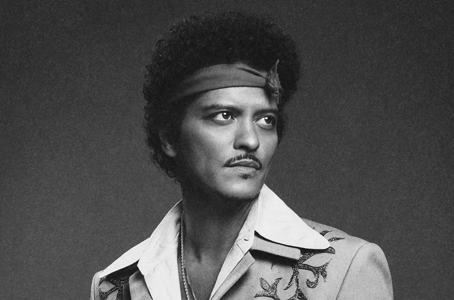 Bruno Mars bate recorde com novo álbum 'The Romantic' no topo da Billboard