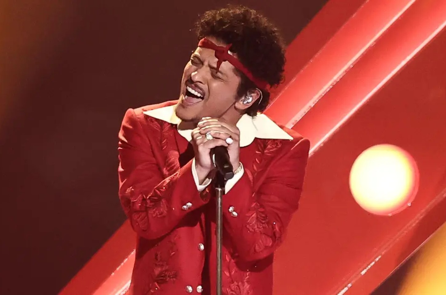 Bruno Mars lança 'The Romantic', seu primeiro álbum solo desde 2016