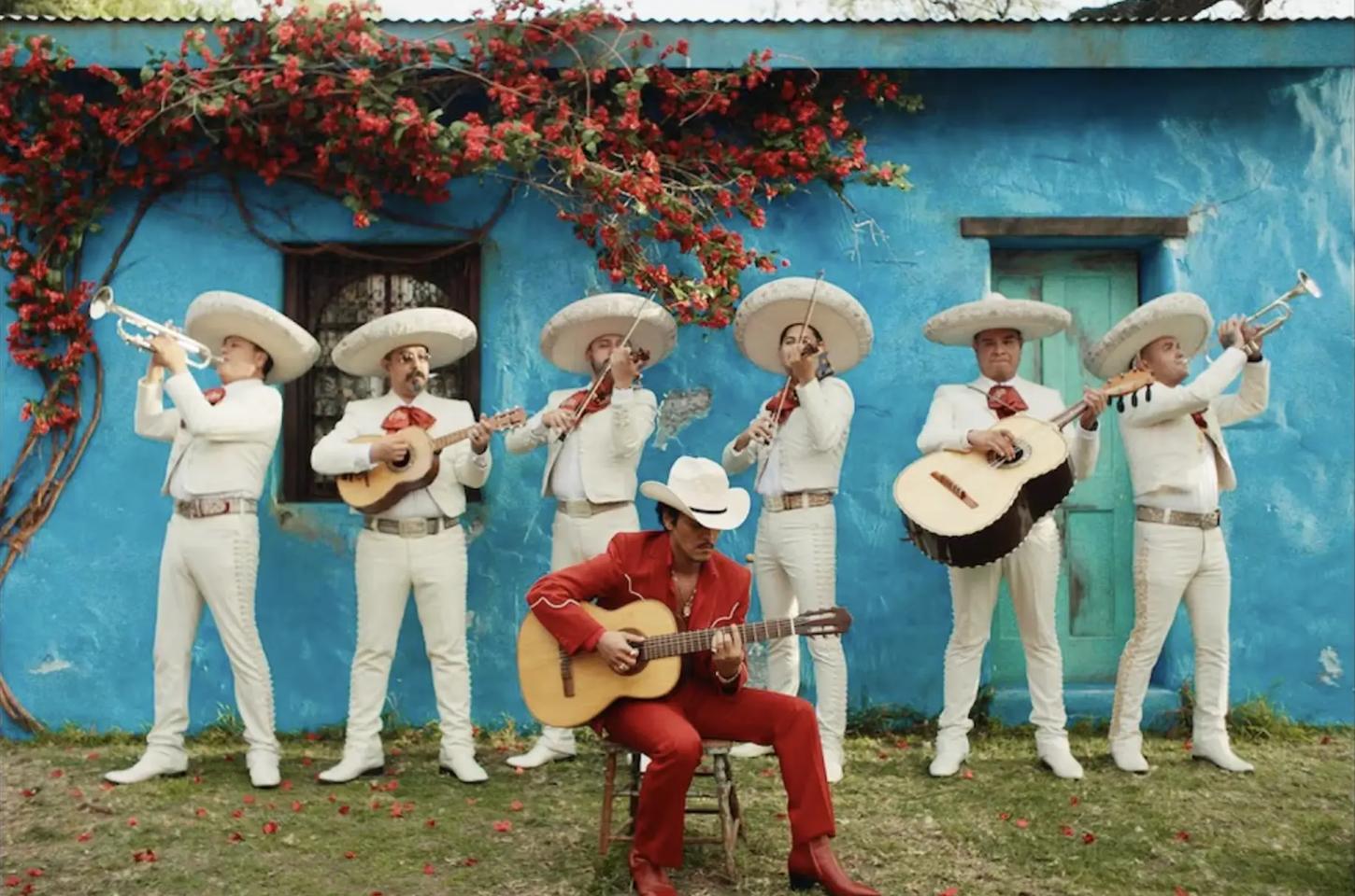 Bruno Mars retorna com 'The Romantic' após 10 anos e domina paradas
