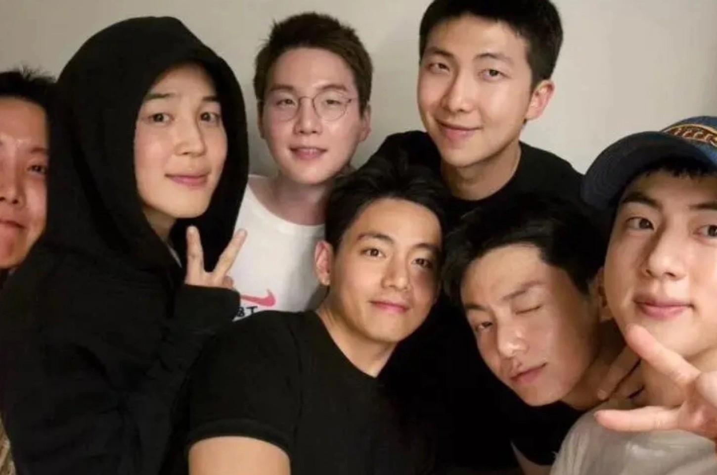 BTS retoma topo da Billboard com 'RunBTS' enquanto aguarda retorno oficial