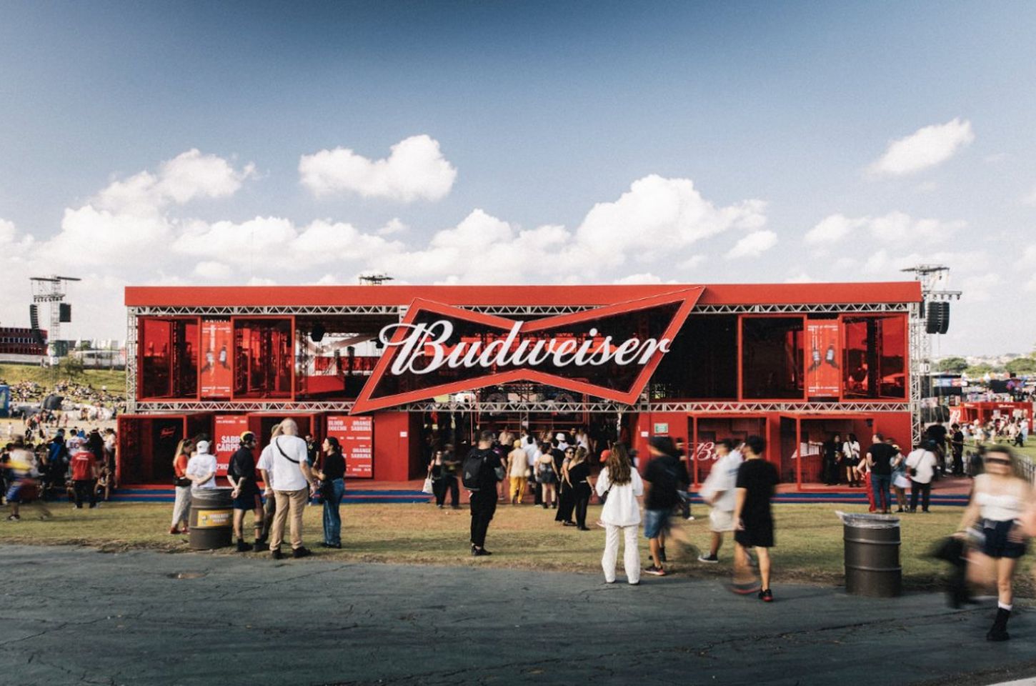 Budweiser transforma nostalgia em acessório de moda no Lollapalooza Brasil 2026