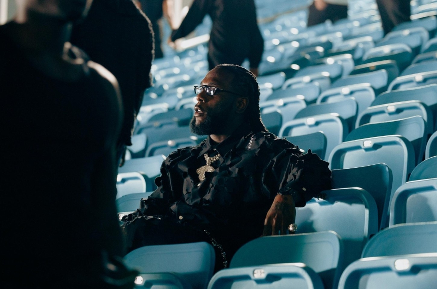 Burna Boy paga funerais de vítimas de massacre em festa infantil na Califórnia