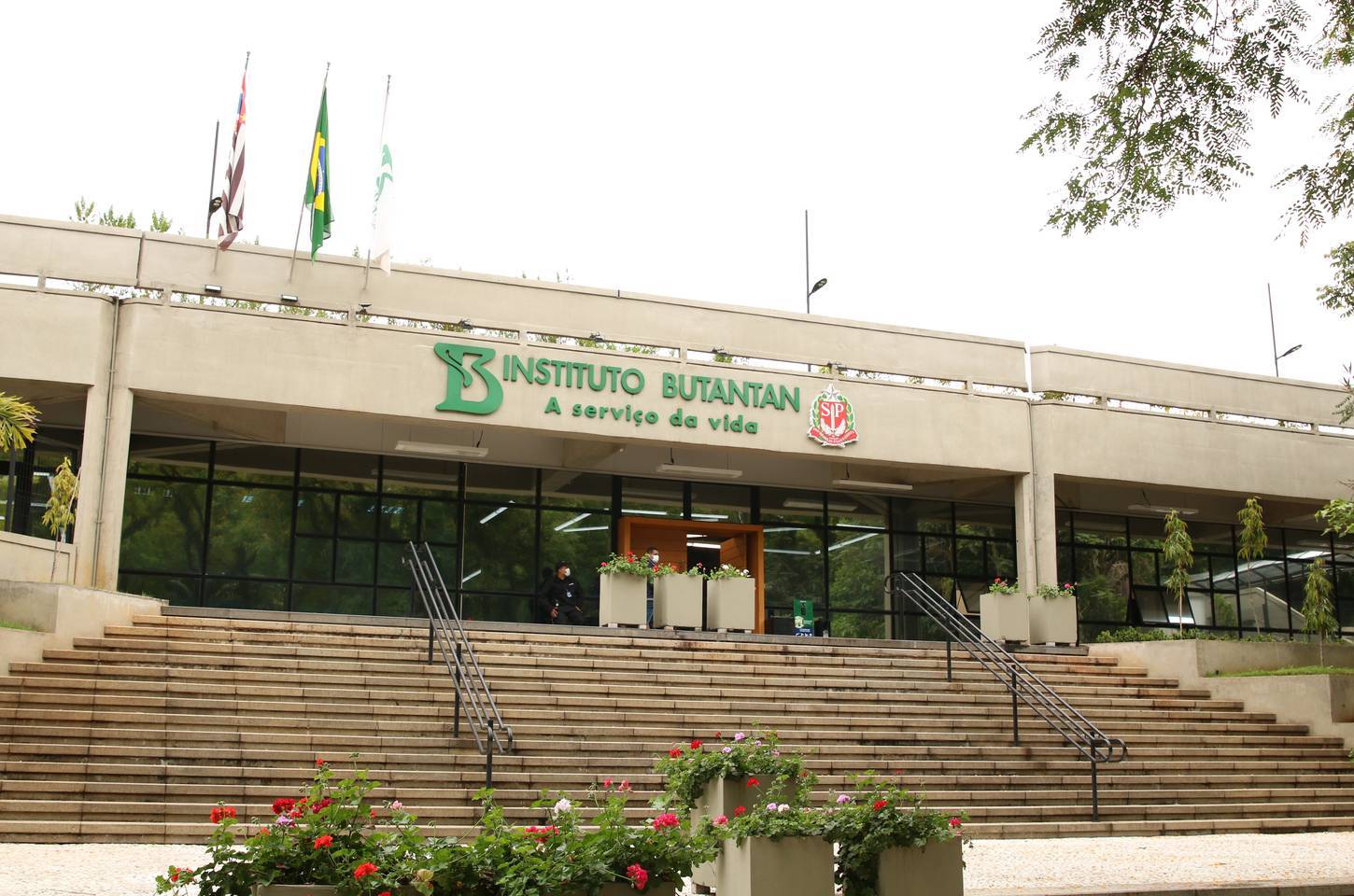 Butantan e MSD firmam parceria para produzir remédio contra câncer no SUS