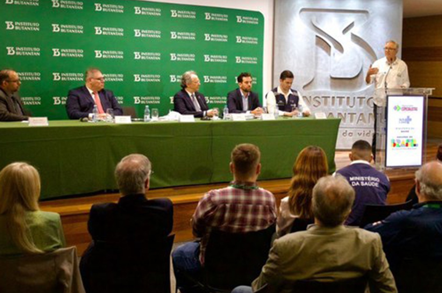 Butantan entrega primeiras doses de vacina brasileira contra a dengue