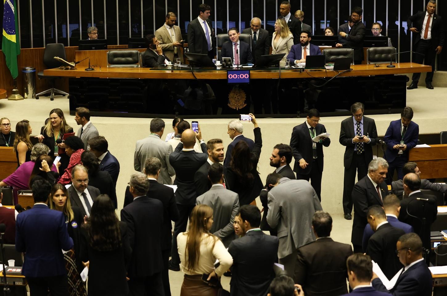 Câmara aprova projeto que reduz benefícios fiscais e aumenta impostos de bets