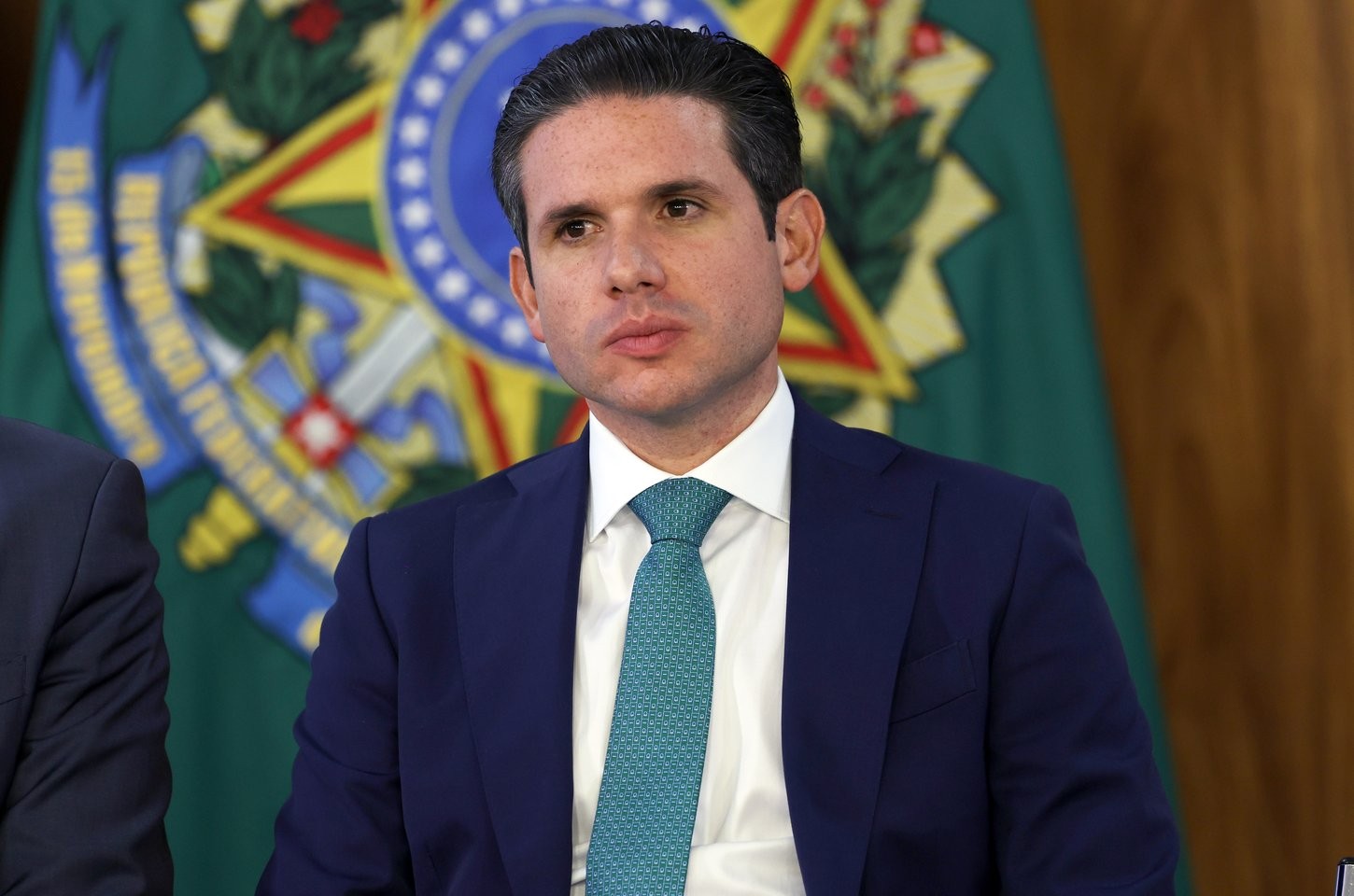 Câmara proíbe voto eletrônico de deputados no exterior após fuga de Ramagem