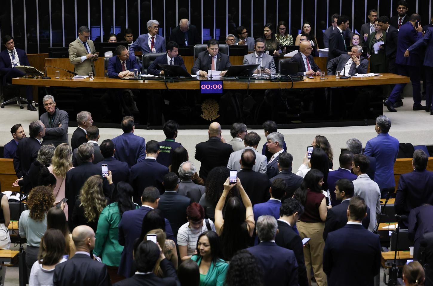 Câmara retoma trabalhos após retirada forçada de deputado do PSOL