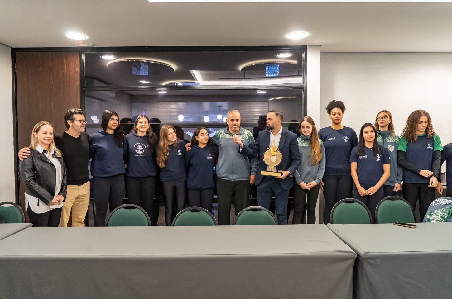 Campeãs dos JEBs, meninas do basquete de Foz do Iguaçu se encontram com secretário