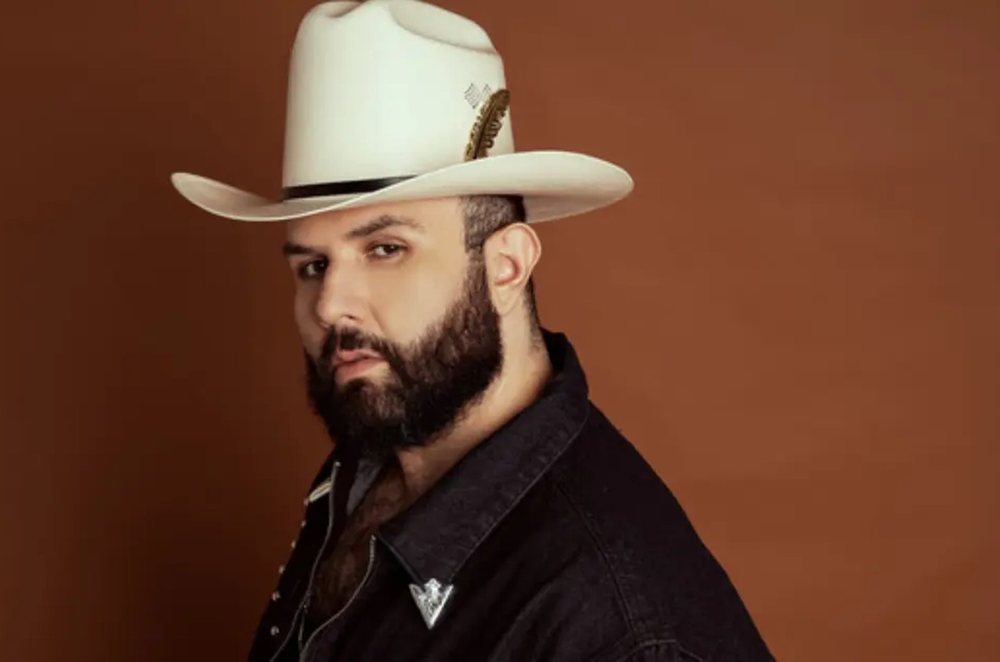 Carín León conquista 12º primeiro lugar em chart da Billboard