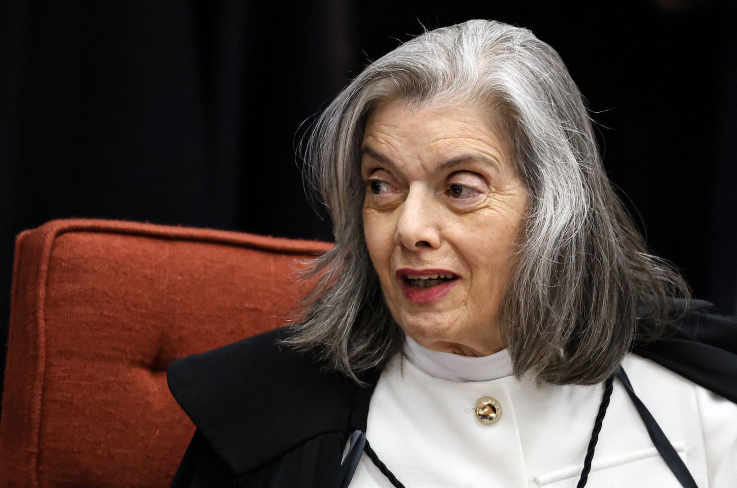 Cármen Lúcia alerta para violência contra mulheres no Brasil