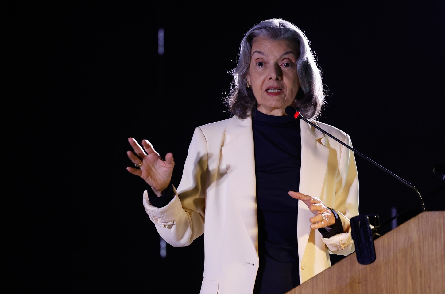 Carmen Lúcia alerta sobre ameaças à democracia em evento literário