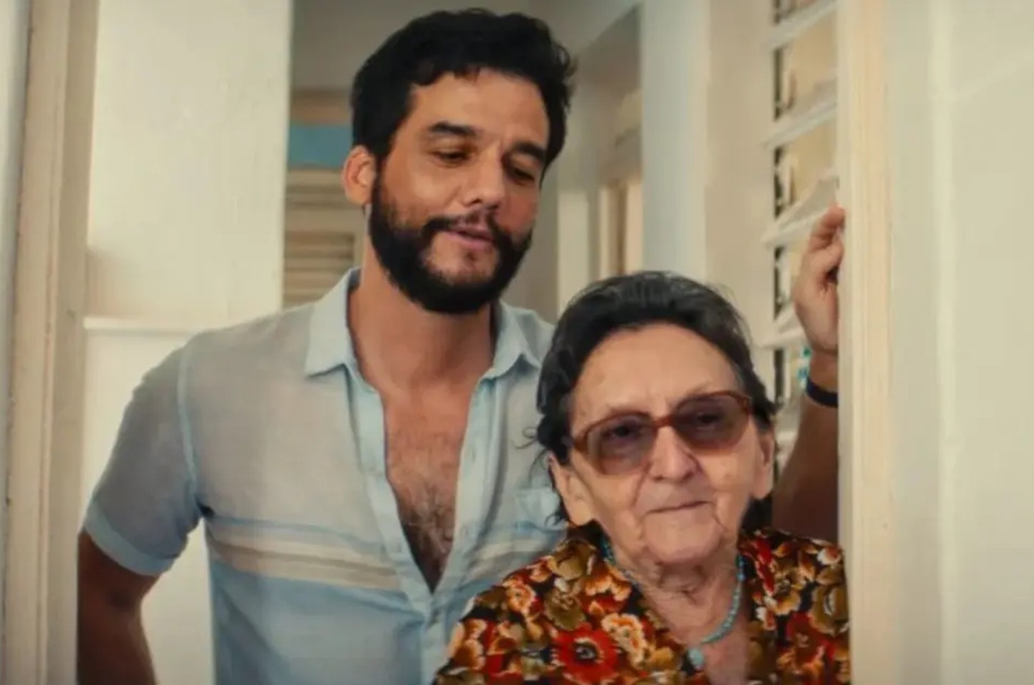 Carnaval 2026 homenageia cinema brasileiro com máscaras de Wagner Moura e Tânia Maria