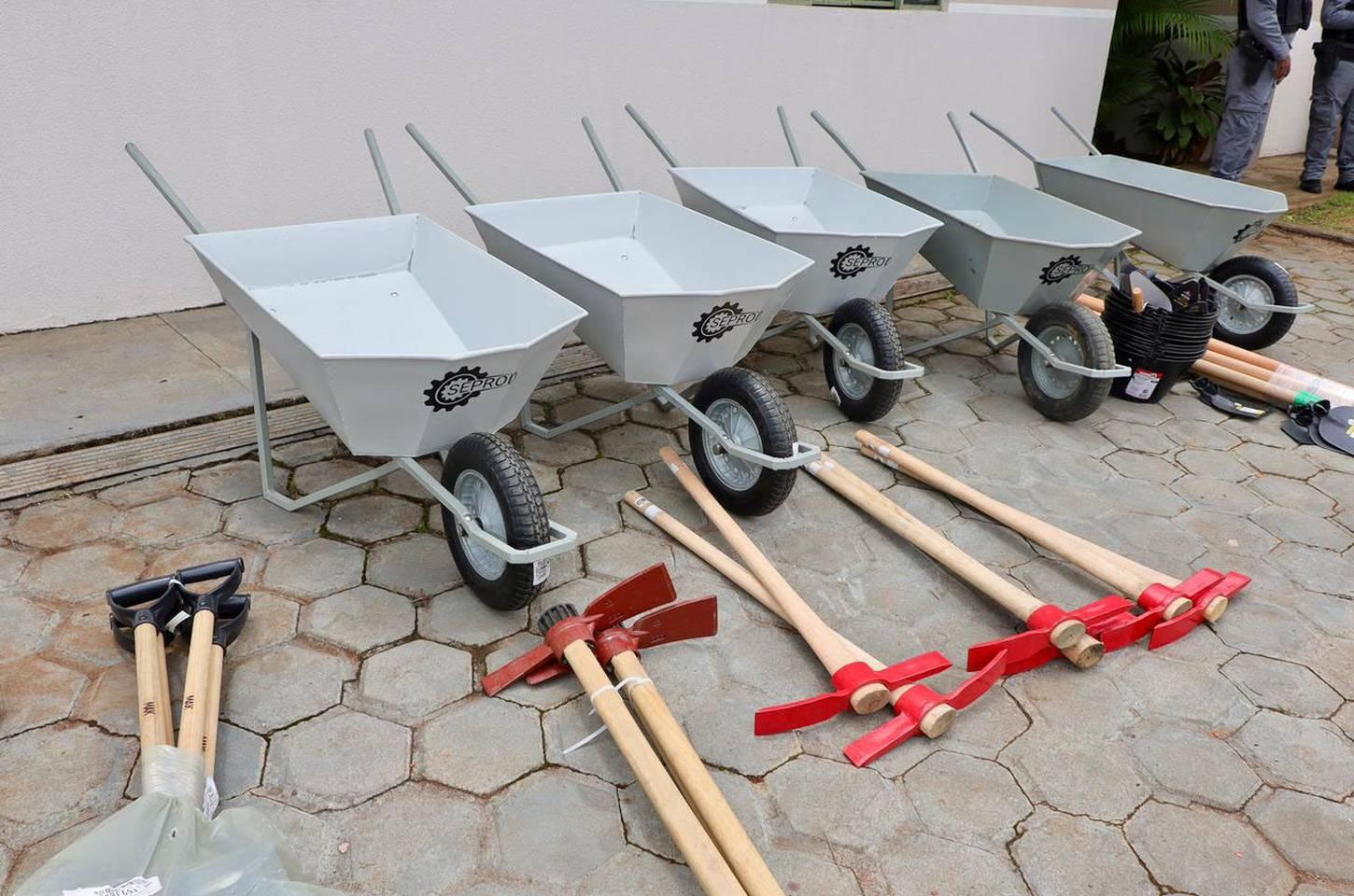 Carrinhos de mão feitos por detentos ajudam a reconstruir cidade após tornado