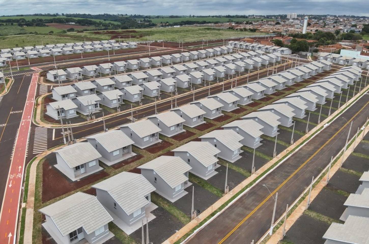 Casa Paulista entrega 284 casas em Pirassununga com subsídio estadual