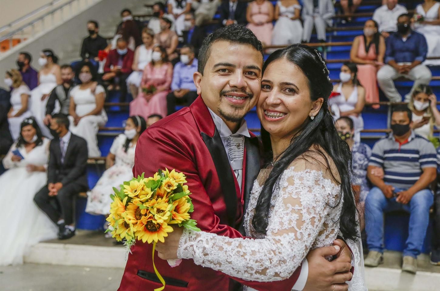 Casamento coletivo gratuito une casais e serviços de cidadania em Curitiba