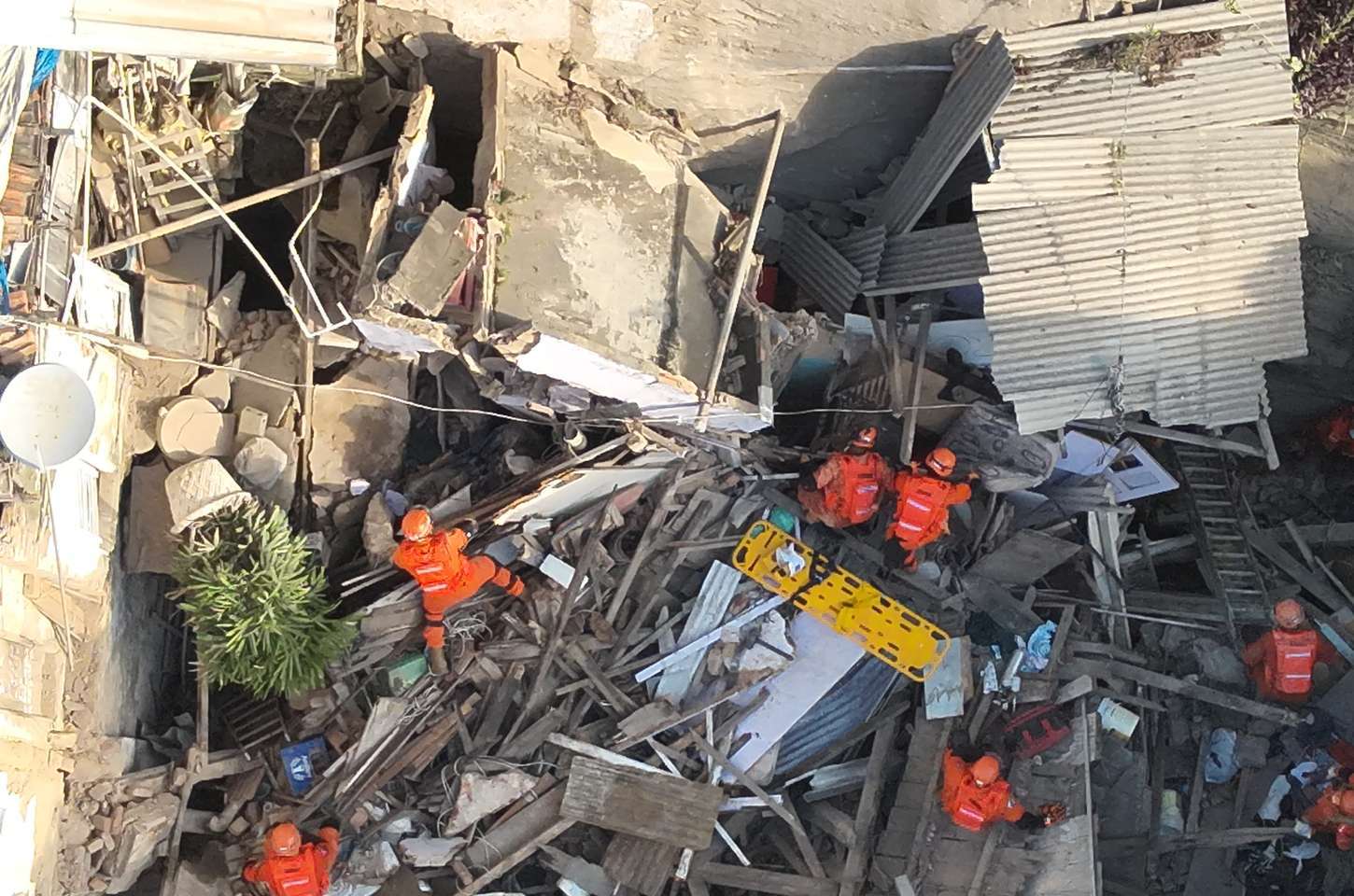 Casarão desaba no Catete, no Rio, e deixa feridos