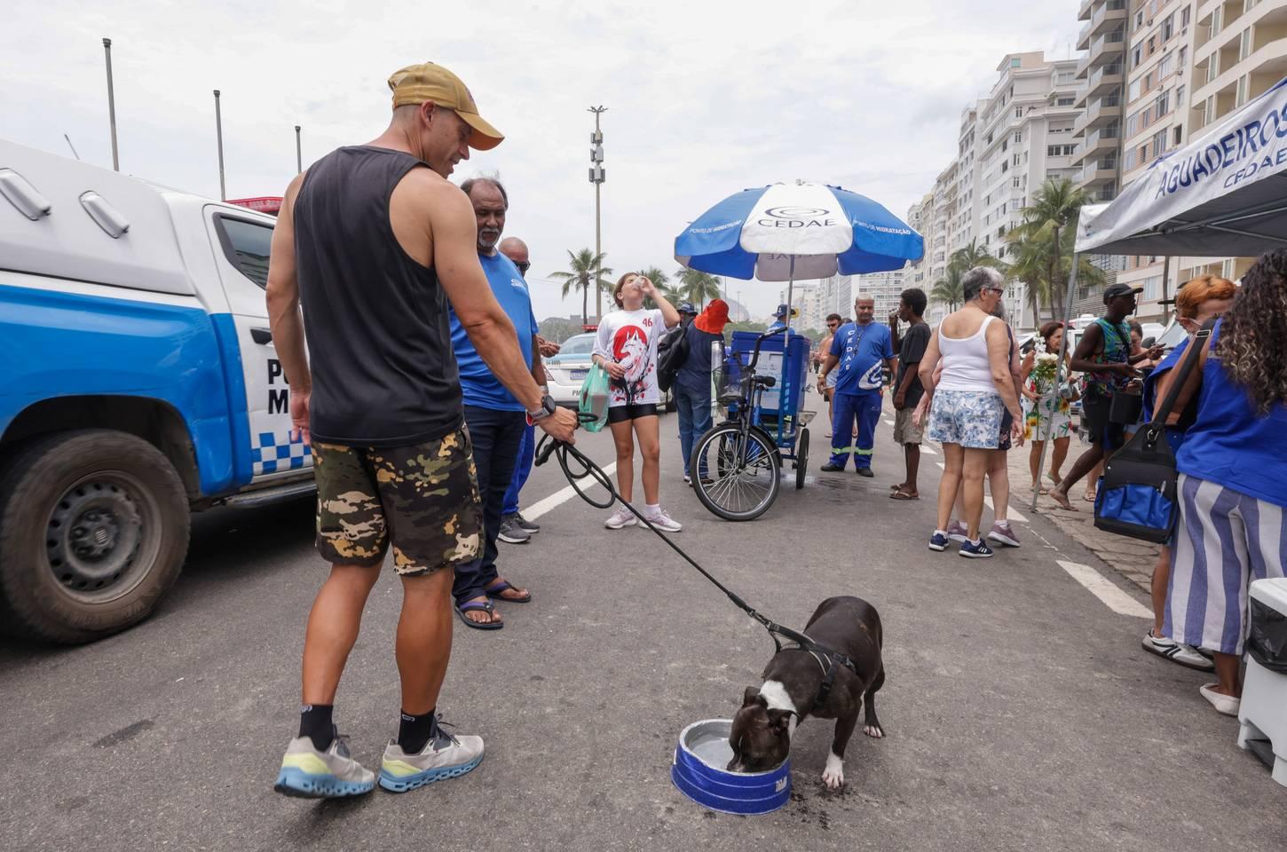 Cedae distribui água gratuita em parques e praias do Rio para combater calor