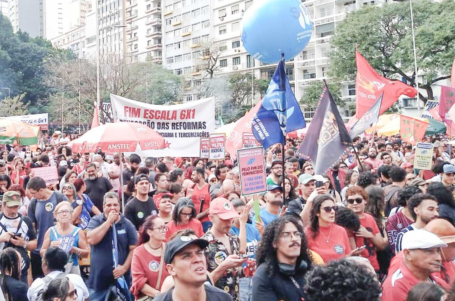 Centrais sindicais fazem ato em SP contra escala 6x1 e feminicídio
